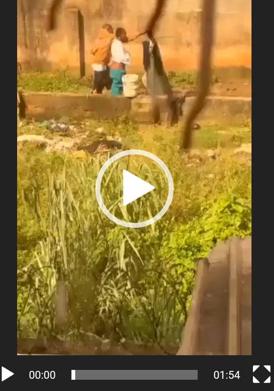 Nigerian Girl Caught Having S£x In The Bush Backyard
